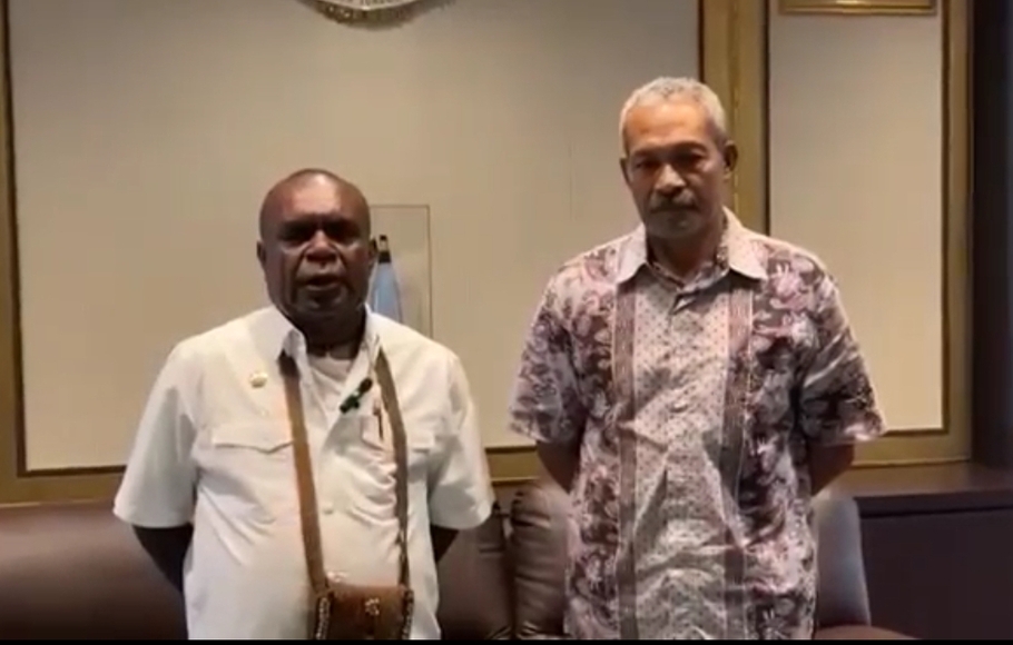 Bupati Merauke Romanus Mbaraka (kiri) beri klarifikasi soal perjuangan loloskan revisi UU Otsus Papua dan RUU DOB Provinsi Papua Selatan.