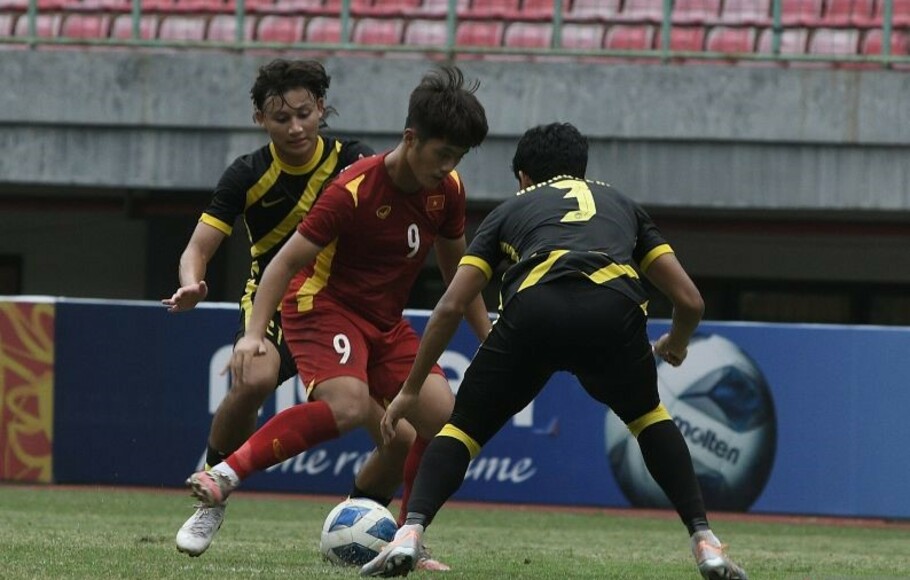 Pesepak bola  Vietnam U-19 Nguyen Quoc (tengah) diadang dua pemain Malaysia U-19 dalam laga semifinal Piala AFF U-19 2022 di Stadion Patriot Chandrabhaga, Bekasi, Jawa Barat, Jumat 13 Juli 2022. 
