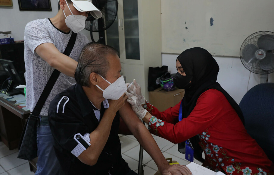 Tenaga kesehatan menyuntikan vaksin booster Covid-19 untuk warga yang datang di kawasan Sunter, Jakarta Utara, Jumat, 15 Juli 2022.
