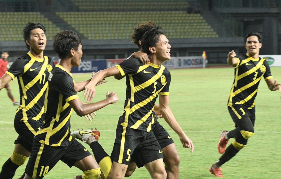 Sejumlah pemain Malaysia U-19 melakukan selebrasi seusai Muhammad Faiz (tengah) mencetak gol ke gawang Laos U-19 pada laga final Piala AFF U-19 2022 di Stadion Patriot Chandrabhaga, Bekasi, Jawa Barat, Jumat, 15 Juli 2022.
