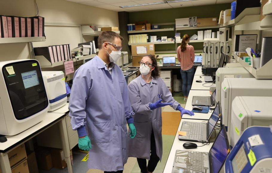 Ilmuwan Riset, Alex Greninger (kiri) dan Margaret Mills, membahas kurva PCR saat menguji virus cacar monyet di Laboratorium Virologi Kedokteran UW di Seattle, Washington, AS, pada Selasa 12 Juli 2022.