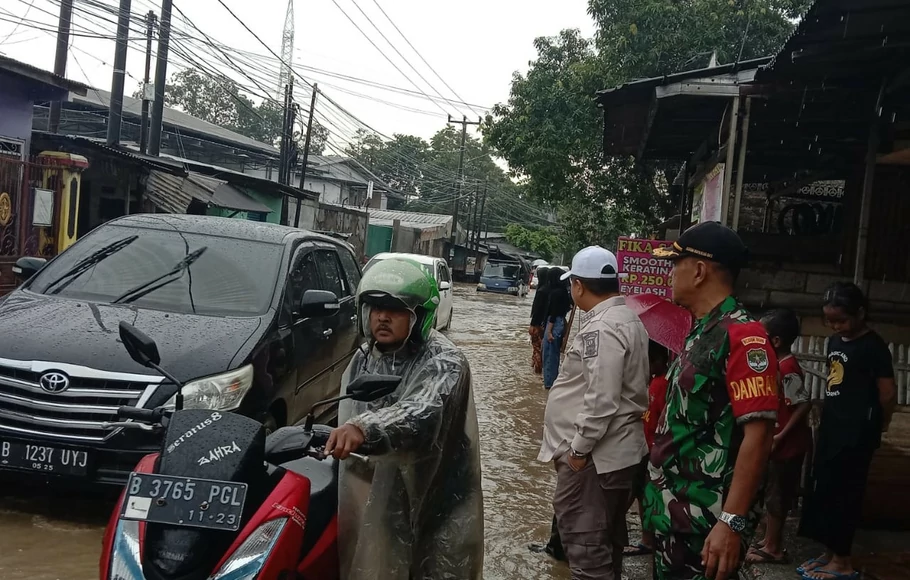 Banjir merendam Jalan Raya Pisangan di Kampung Pisangan RT 11/RW 08, Desa Satriamekar, Tambun Utara dengan ketinggian air 60 cm pada Sabtu, 16 Juli 2022.
