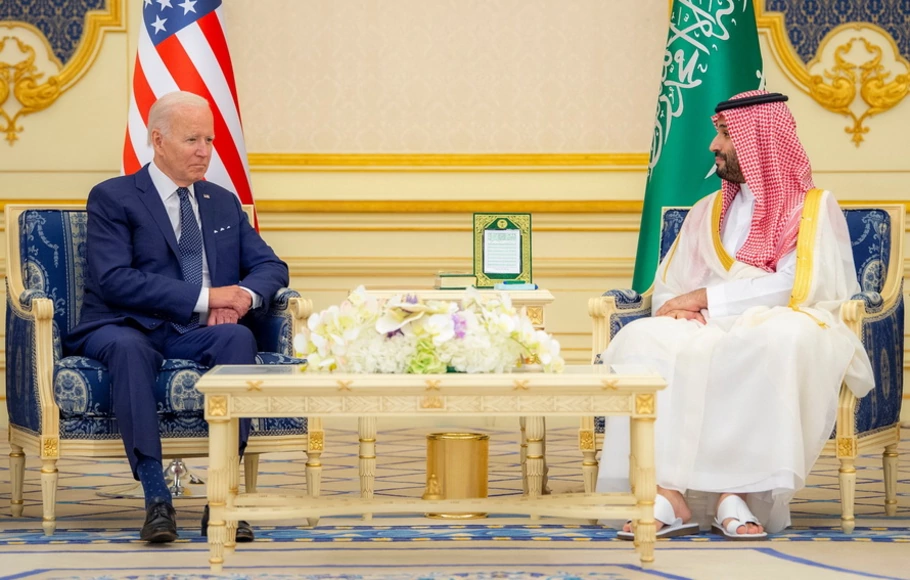 Putra Mahkota Saudi Mohammed bin Salman (kanan) bertemu dengan Presiden AS Joe Biden di Istana Al-Salam di pelabuhan Laut Merah Jeddah, pada Jumat 15 Juli 2022. 