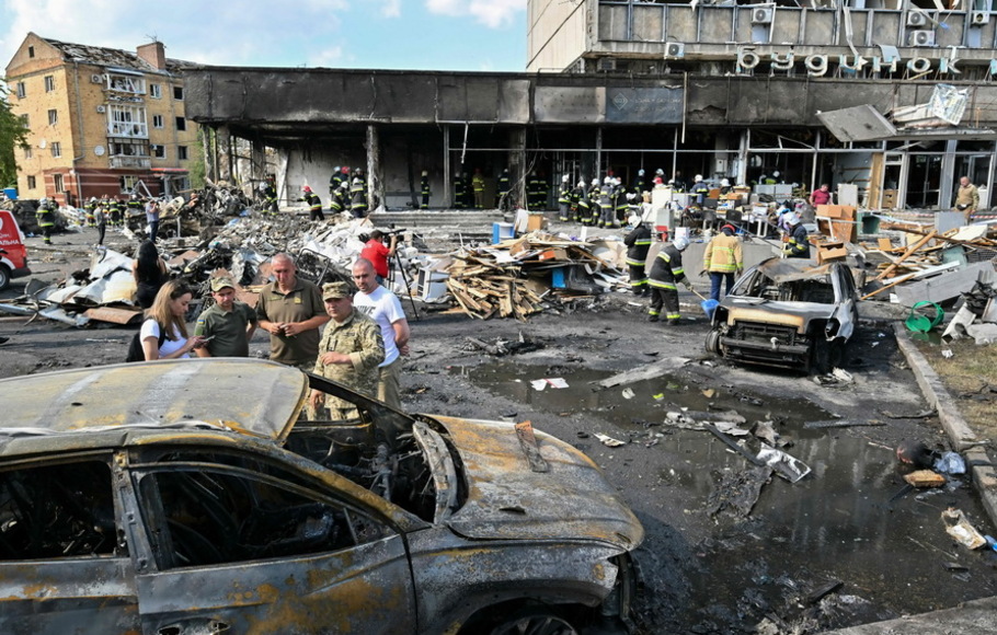 Petugas pemadam kebakaran mengambil puing-puing dari sebuah bangunan yang rusak setelah serangan udara Rusia di kota Vinnytsia, barat-tengah Ukraina, pada Kamis 14 Juli 2022.