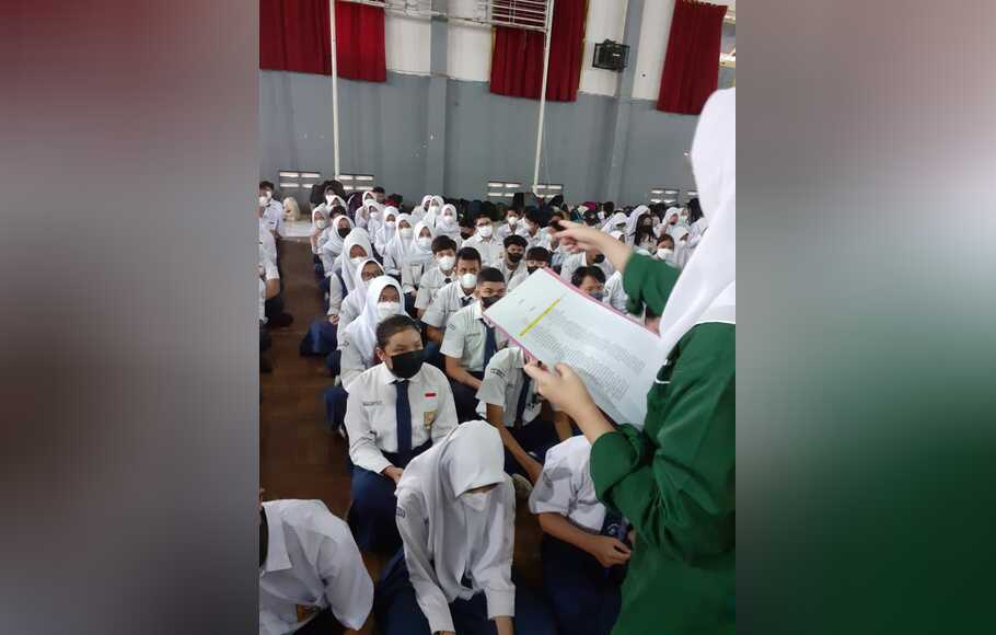 Para murid baru SMA Negeri 7 Kota Bogor menjalani masa pengenalan lingkungan sekolah (MPLS) di lapangan indoor, Senin, 18 Juli 2022