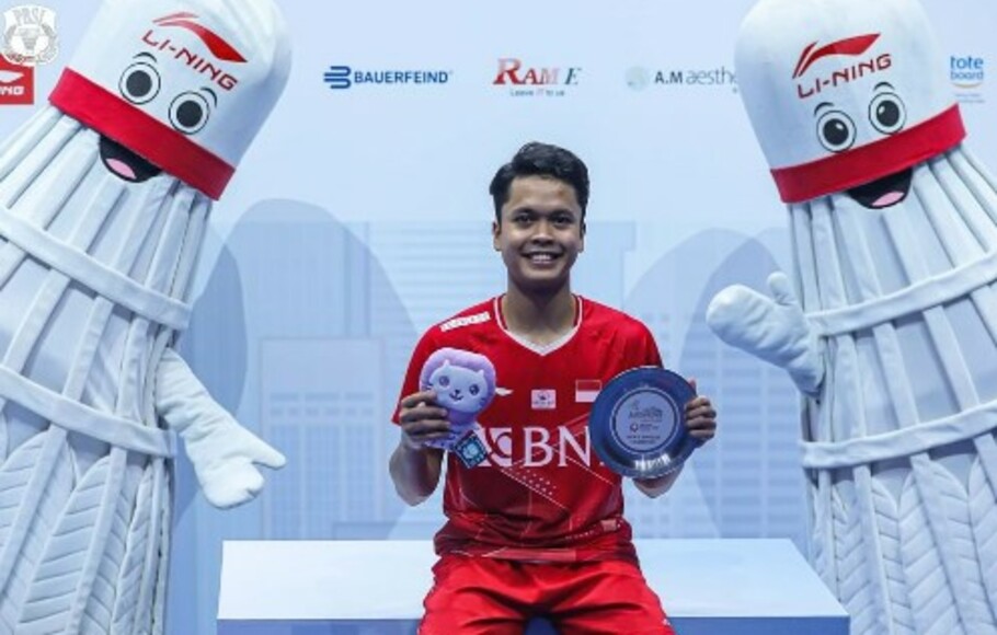 Ekspresi Anthony Sinisuka Ginting meraih gelar juara Singapore Open 2022.