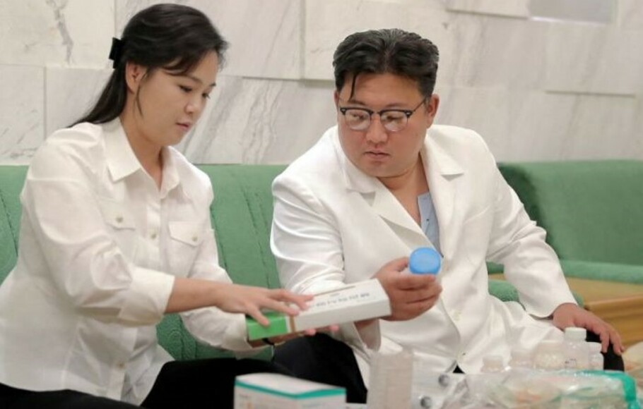 Pemimpin Korut Kim Jong Un melihat obat-obatan yang disiapkan untuk dikirimkan ke Kota Haeju dalam foto yang dirilis oleh Kantor Berita Pusat Korea, 16 Juni 2022.