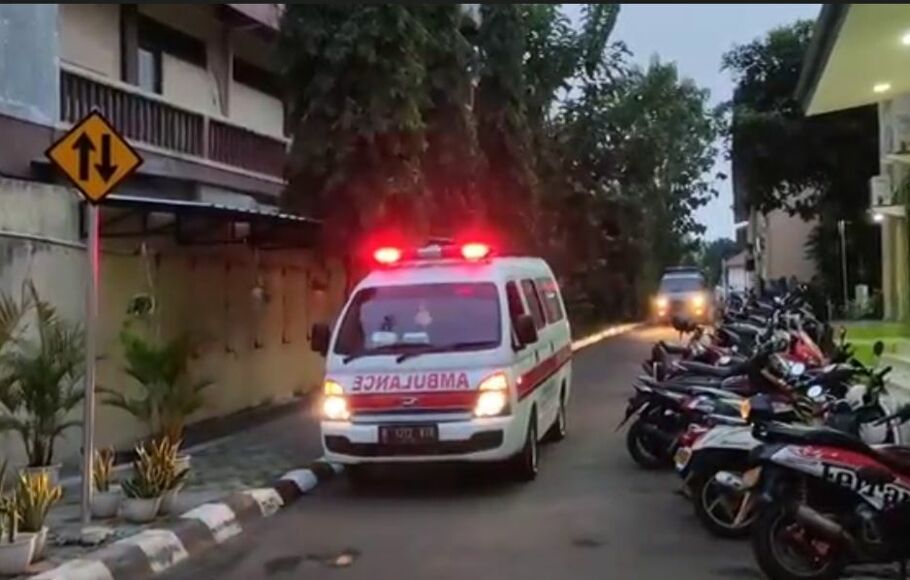 Ambulans yang membawa jenazah korban kecelakaan di Cibubur, tiba di Instalasi Kedokteran Forensik RS Polri Kramat Jati, Senin 18 Juli 2022.