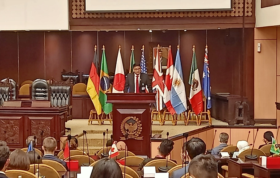 Co Chair Y-20 Indonesia Michael Victor Sianipar saat memberikan sambutan di acara opening ceremony Y-20 Summit di Gedung Nusantara V DPR, Kompleks Parlemen, Senayan, Jakarta, Senin, 18 Juli 2022.