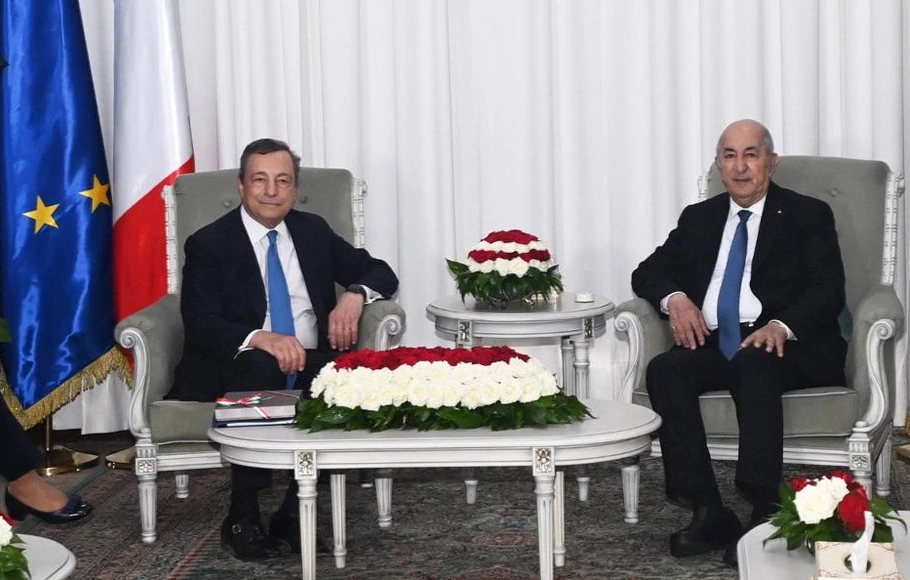 Presiden Aljazair Abdelmadjid Tebboune (kanan) bertemu dengan Perdana Menteri Italia Mario Draghi di Aljir, Aljazair, pada Senin 18 Juli 2022. 