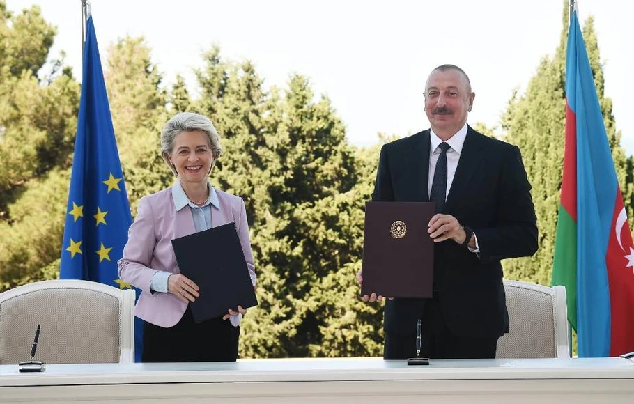 Presiden Azerbaijan Ilham Aliyev (kanan) dan Presiden Komisi Eropa Ursula von der Leyen menghadiri upacara penandatanganan kesepakatan impor gas di Baku, Azerbaijan, pada Senin 18 Juli 2022.