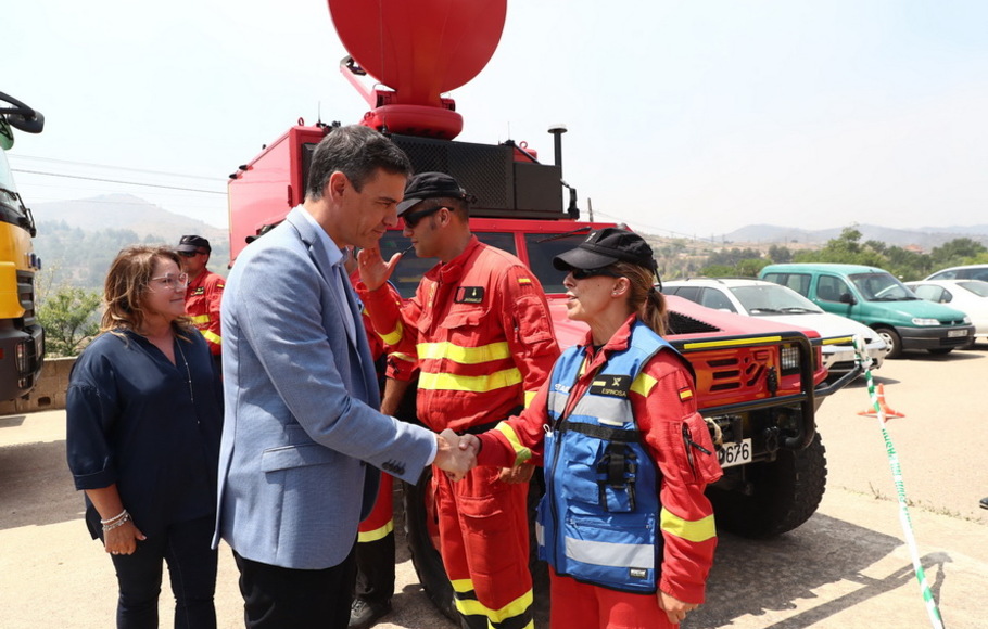 Perdana Menteri Spanyol Pedro Sanchez (tengah) menyapa petugas pemadam kebakaran selama kunjungan ke daerah-daerah yang terkena kebakaran hutan, di Ateca, dekat Zaragoza, Rabu 20 Juli 2022.