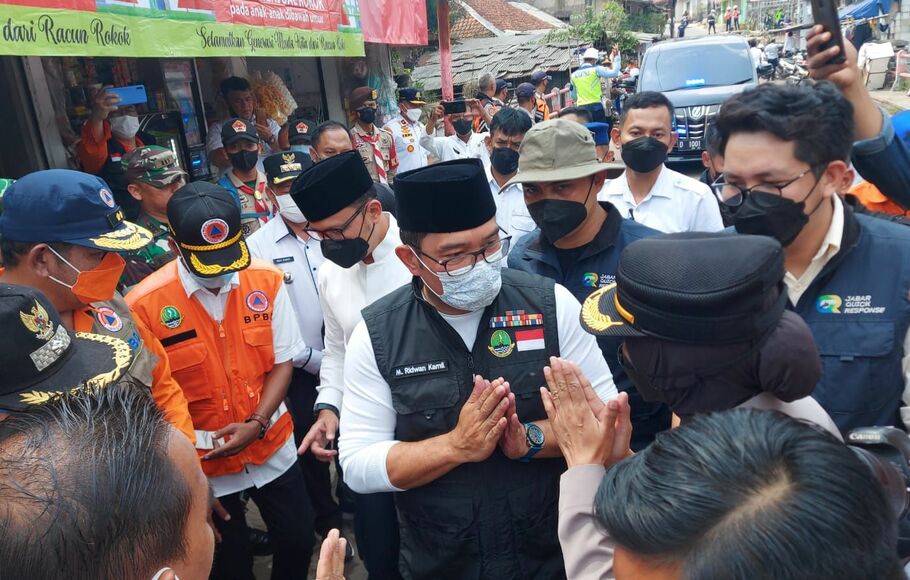 Gubernur Jawa Barat Ridwan Kamil saat kunjungan ke lokasi rumah tertimbun di Kampung Salabenda Bot, Kelurahan Curug, Kota Bogor, Rabu 20 Juli 2022.