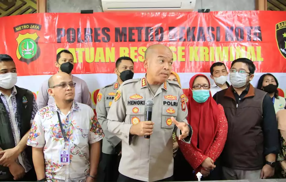 Kapolrestro Bekasi Kota, Kombes Pol Hengki, mengungkap dugaan kasus kekerasan pada anak, Kamis, 21 Juli 2022.