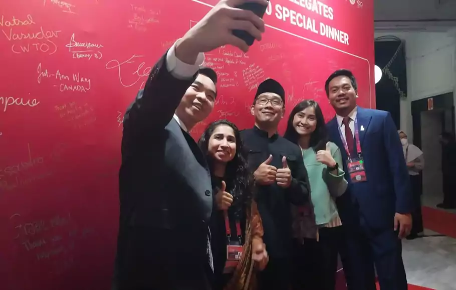 Gubernur Jawa Barat Ridwan Kamil (menggunakan peci) melakukan swafoto dengan delegasi Y-20 di sela-sela jamuan makan malam delegasi Y-20 di Bandung, Kamis, 21 Juli 2022.
