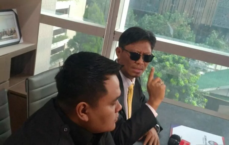 Kuasa hukum Dito Mahendra (berkaca mata), Yafet Rissy saat ditemui media, Jakarta, Jumat, 22 Juli 2022.