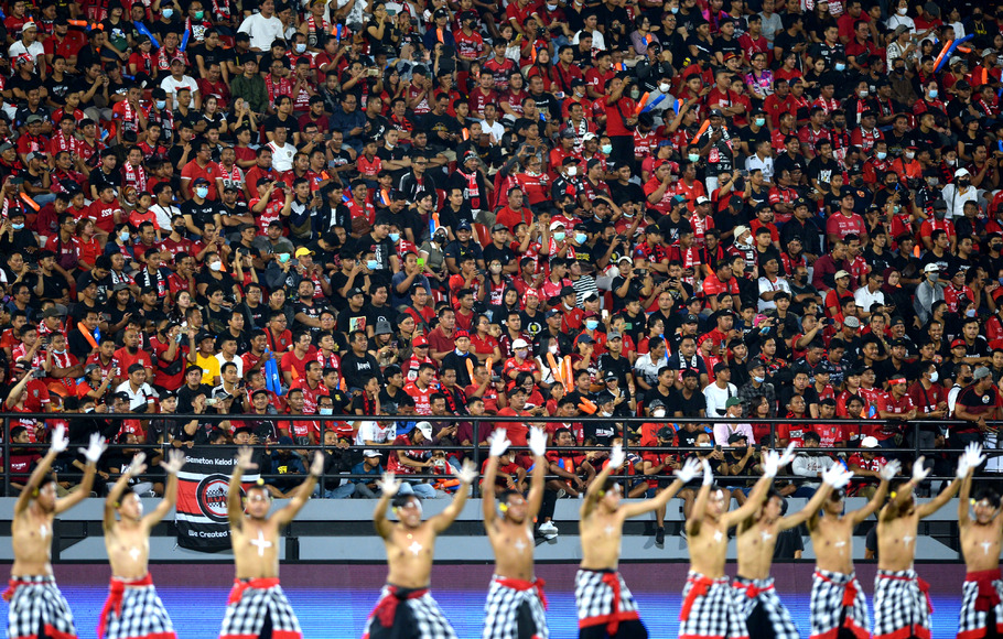 Penonton menyaksikan pembukaan kompetisi Liga 1 2022/2023 di Stadion Kapten I Wayan Dipta, Gianyar, Bali, Sabtu, 23 Juli 2022. Kompetisi Liga 1 musim 2022/2023 resmi dimulai dengan diikuti oleh 18 klub sepak bola. 
