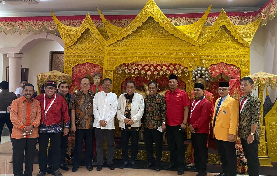 Ketua Umum Persatuan Alumni Gerakan Mahasiswa Nasional Indonesia, Arief Hidayat (tengah) saat menghadiri Konferensi Daerah I Persatuan Alumni GMNI Sumatera Barat.