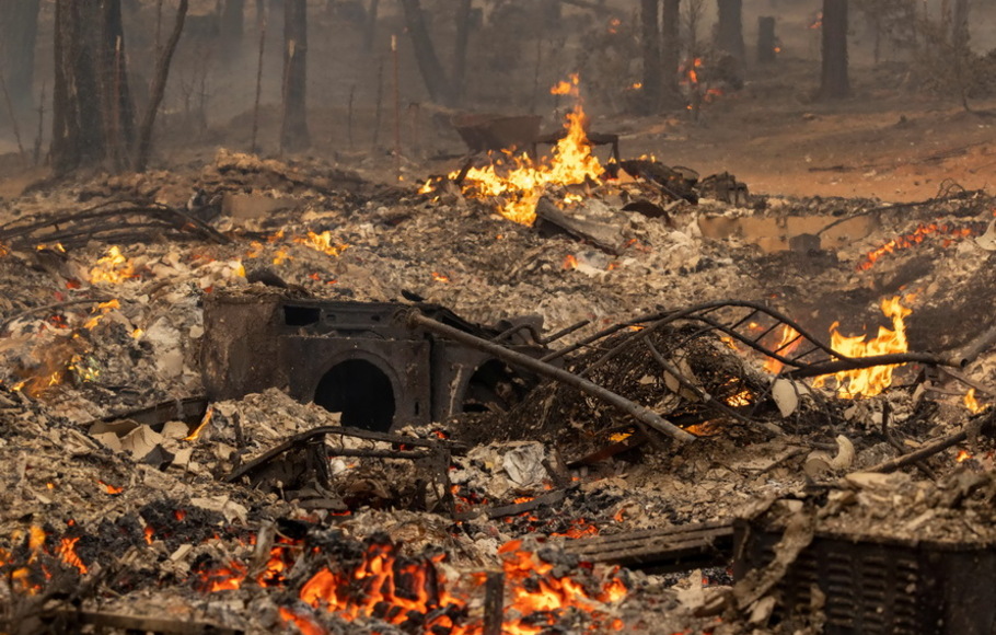 Puing-puing satu rumah yang hancur dalam kebakaran Oak Fire dekat Midpines, timur laut Mariposa, California, AS pada Sabtu 23 Juli 2022. 
