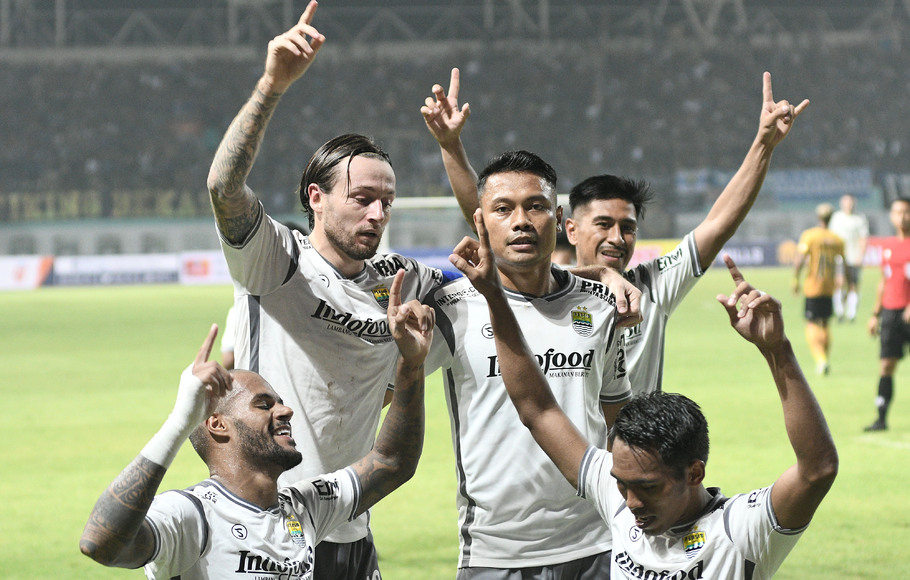 Pemain Persib Bandung merayakan gol.