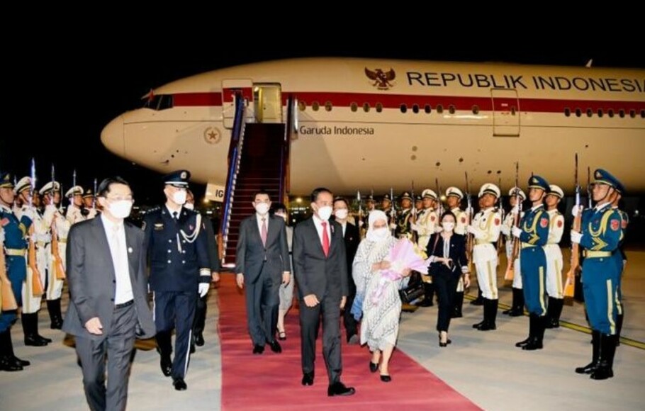 Presiden Jokowi dan Ibu Iriana, beserta delegasi tiba di Beijing Capital International Airport, Beijing, Tiongkok, Senin 25 Juli 2022 malam.