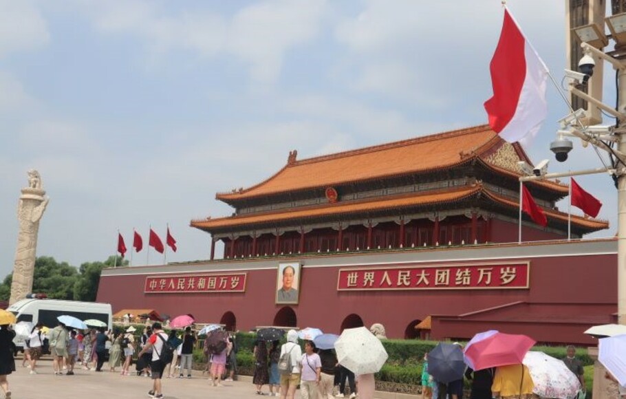 Bendera nasional Indonesia Merah Putih berkibar di depan pintu utama Istana Kota Terlarang, Beijing, Selasa 26 Juli 2022 bersamaan dengan kunjungan Presiden Joko Widodo ke Tiongkok.