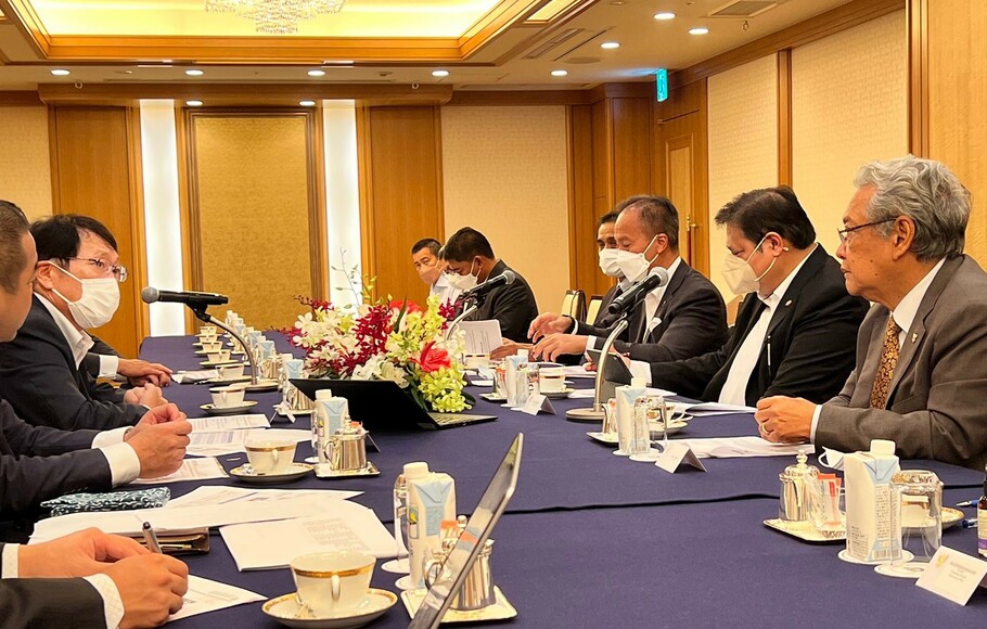 Menko Perekonomian Airlangga Hartarto melakukan pertemuan dengan CEO Mitsubishi Motors Corporation (MMC) Takao Kato membahas rencana investasi MMC di Indonesia, di Tokyo Jepang, 26 Juli 2022.