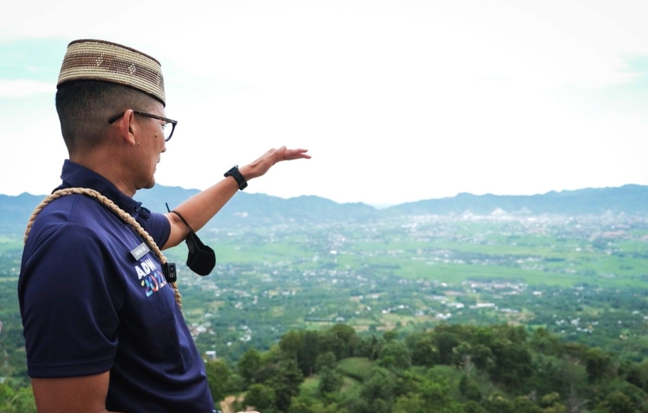 Menparekraf Sandiaga Uno saat meninjau Desa Wisata Lonuo yang menyuguhkan pesona alam bagaikan negeri di atas awan, serta perbukitan yang menjadi tempat paralayang satu-satunya di Gorontalo yang sangat diminati oleh para atlet paralayang.