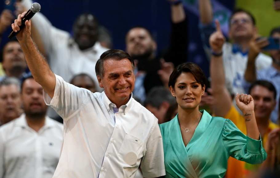 Presiden Brasil Jair Bolsonaro memberi isyarat di samping istrinya Michelle Bolsonaro saat konvensi nasional Partai Liberal (PL) saat secara resmi ditunjuk sebagai kandidat untuk pemilihan ulang, di gimnasium Maracanazinho di Rio de Janeiro, Brasil, pada Minggu 24 Juli 2022. 