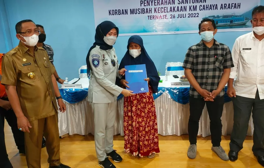 Direktur Operasional PT Jasa Raharja Dewi Aryani Suzana menyerahkan santunan kepada seluruh ahli waris korban kecelakaan kapal motor Cahaya Arafah Selasa 26 Juli 2022 yang tenggelam di perairan Tokaka, Halmahera beberapa waktu lalu.