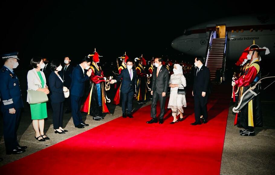 Presiden Jokowi dan Ibu Iriana Joko Widodo tiba di Ibu Kota Seoul, Korea Selatan setelah bertolak dari Tokyo, Jepang, Rabu (27/7/2022).