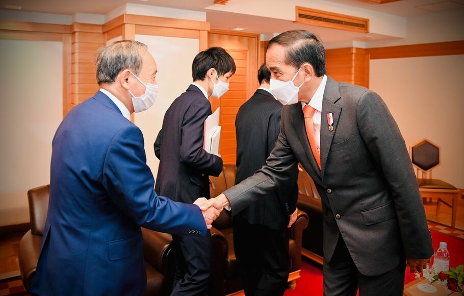 Presiden Joko Widodo (Jokowi) menerima kunjungan kehormatan Ketua Japan-Indonesia Parliamentary Friendship League Nikai Toshihiro di Salon Room, Imperial Hotel, Tokyo, Jepang, Rabu, 27 Juli 2022.