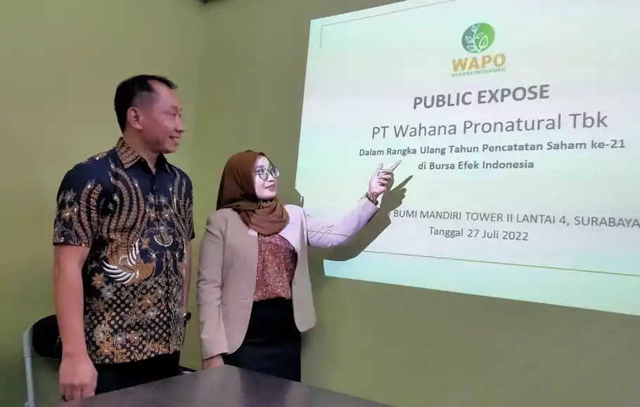 Jajaran direksi PT Wahana Pronatural Tbk (WAPO) saat paparan publik di Surabaya, 27 Juli 2022.