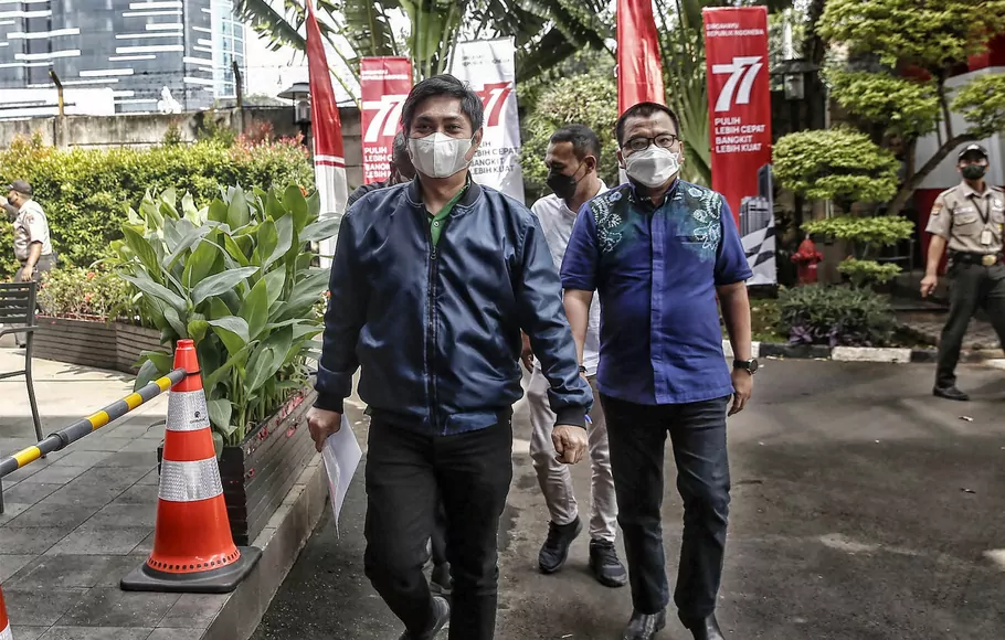 Mantan Bupati Tanah Bumbu Kalimantan Selatan Mardani H. Maming (kiri), didampingi kuasa hukumnya Denny Indrayana (kanan) tiba di gedung KPK, Jakarta, Kamis 28 Juli 2022.