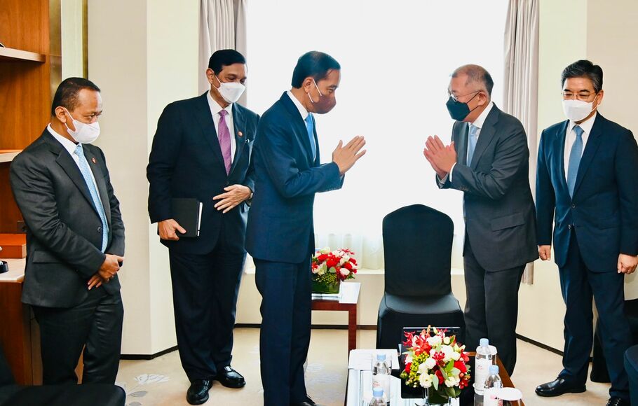 Presiden Jokowi bertemu Chairman Hyundai Motor Group Chung Eui-sun dalam pertemuan di Seoul, Korea Selatan, Kamis, 28 Juli 2022.