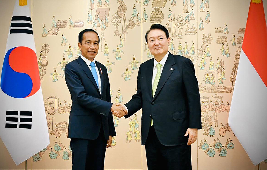 Presiden Joko Widodo (kiri) melakukan pertemuan dengan Presiden Korea Selatan Yoon Suk-yeol di Kantor Kepresidenan Yongsan, Seoul, Kamis, 28 Juli 2022.
