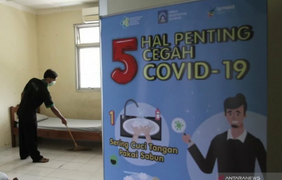 Pekerja menyiapkan ruang isolasi penderita Covid-19 di Asrama Haji Yogyakarta, Sleman, DI Yogyakarta.  
