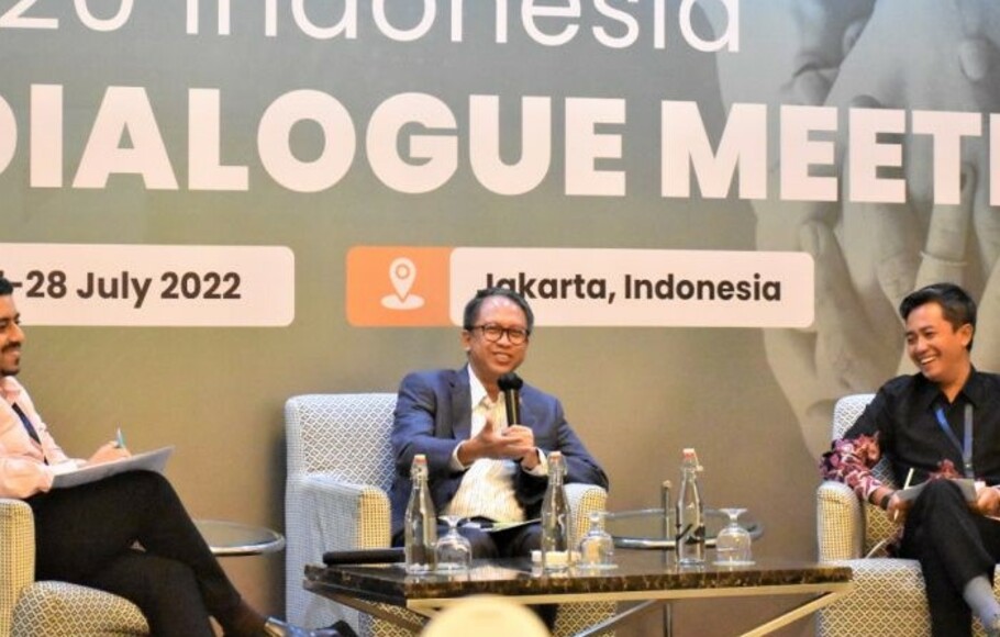 Co-Sherpa G-20 Indonesia Edi Prio Pambudi (tengah) dan Sherpa C-20 Indonesia Ah Maftuchan (kanan) dalam puncak acara “C20 Indonesia Policy Dialogue Meeting di Jakarta”.