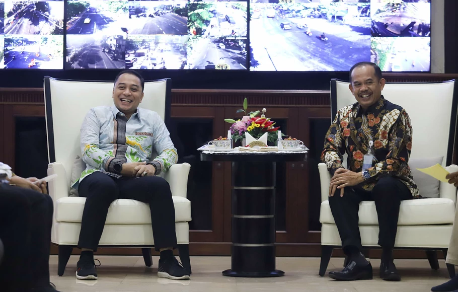 Wali Kota Surabaya, Eri Cahyadi (kiri), dan Kepala Stasiun TVRI Jawa Timur Asep Suhendar. Pemkot Surabaya dan TVRI meluncurkan film dokumenter tentang Bung Karno.