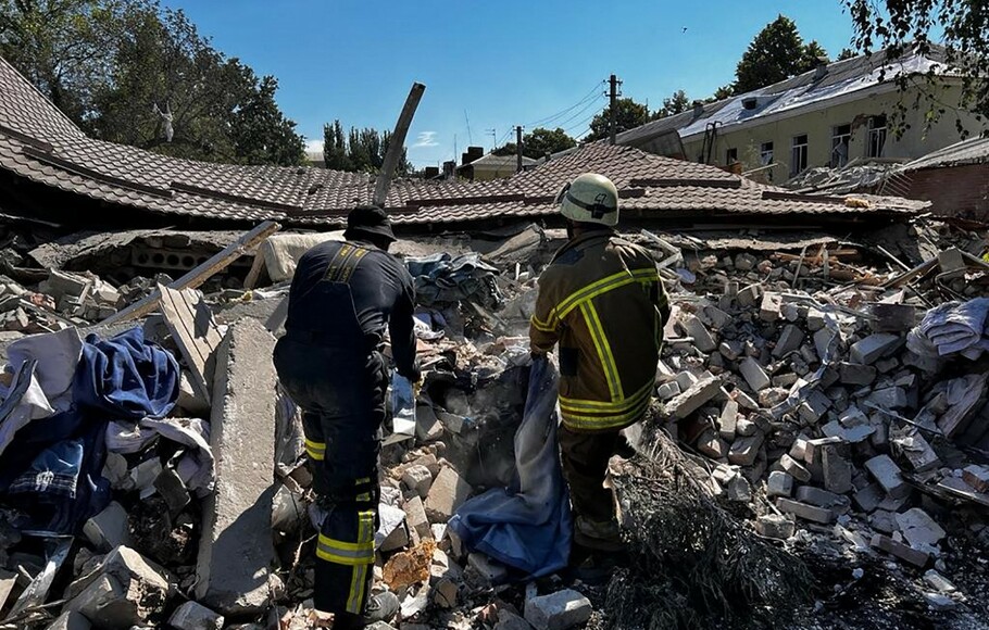 tim penyelamat membersihkan puing-puing bangunan hotel yang sebagian hancur akibat serangan rudal ke Bakhmut, wilayah Donetsk, di tengah invasi Rusia ke Ukraina.