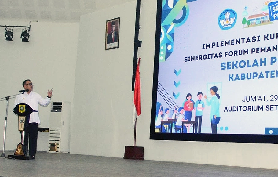 Plt Bupati Bogor Iwan Setiawan dalam kegiatan Panen Karya Sinergitas Sekolah Penggerak jenjang SMP di Auditorium Setda, Jumat, 29 Juli 2022.