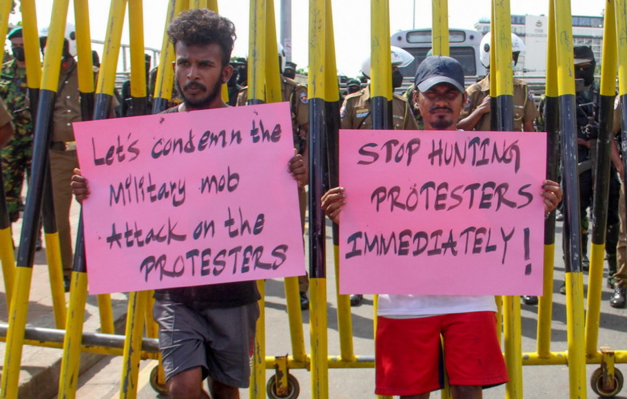 Demonstran anti-pemerintah memegang plakat selama protes di dekat Sekretariat Presiden di Kolombo, Sri lanka pada Senin 25 Juli 2022. 