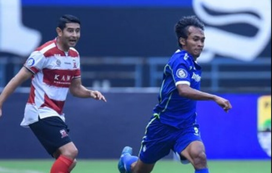 Pertandingan Persib melawan Madura United dalam laga Liga 1 di Stadion Gelora Bandung Lautan Api, Sabtu, 30 Juli 2022.
