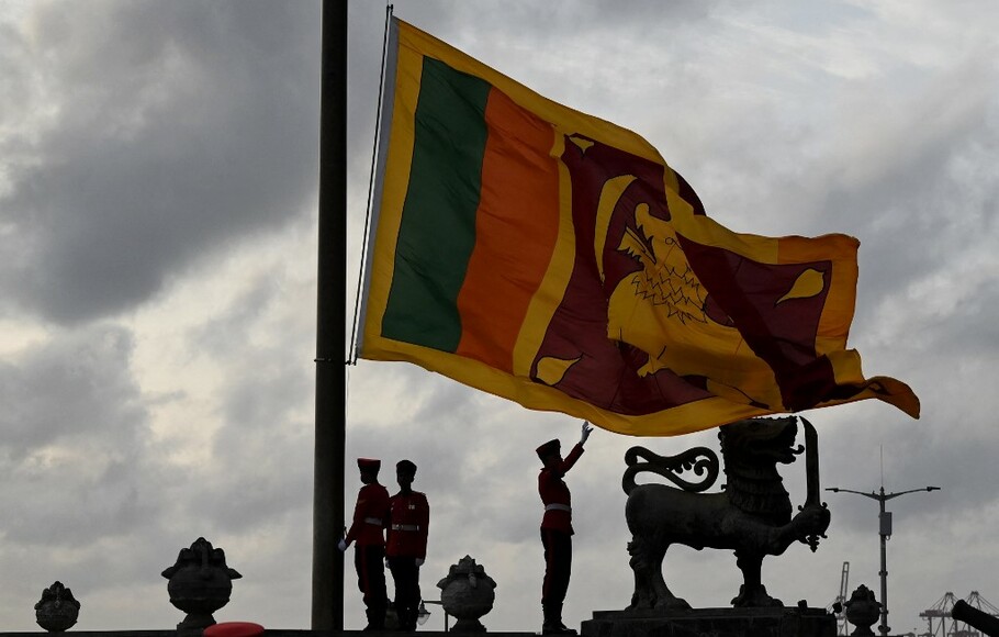 Personel militer berseragam melakukan upacara penurunan bendera nasional Sri Lanka di Kolombo pada 23 Juli 2022.
