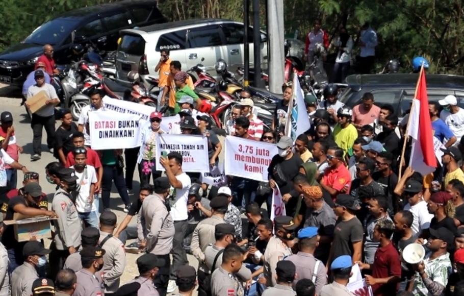 Aksi unjuk rasa menolak tiket Pulau Komodo yang dilakukan sejumlah elemen masyarakat di depan Hotel Loccal Collection Labuan Bajo, Jumat (29/7/2022).