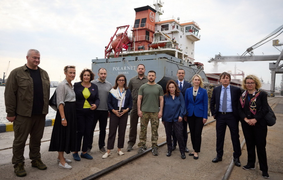 Presiden Volodymyr Zelensky berpose untuk foto dengan duta besar barat dan pejabat Ukraina, di depan kapal kargo Turki 'Polarnet' pada Jumat 29 Juli 2022, selama kunjungan ke pelabuhan Laut Hitam dari Chornomorsk.