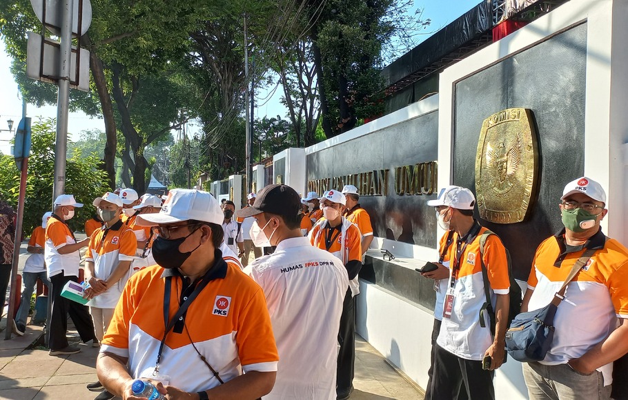Massa dari Partai Keadilan Sejahtera (PKS) tiba di Kantor Komisi Pemilihan Umum (KPU), Jakarta Pusat, Senin 1 Agustus 2022