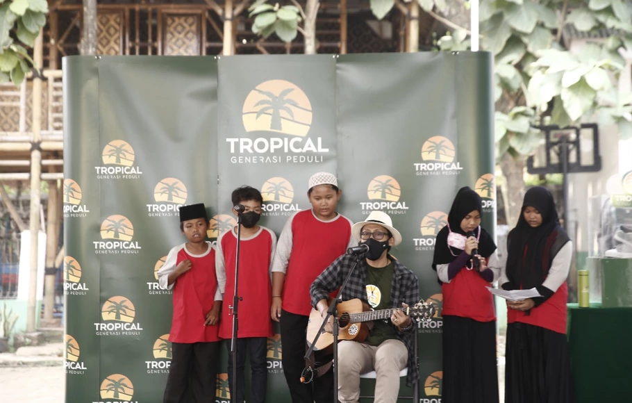 Tropical Go Green menyerahkan sepatu dan tas dari bahan hasil daur ulang sampah plastik pada anak-anak pemulung di Sekolah Alam Tunas Mulia Bantar Gebang Jakarta.