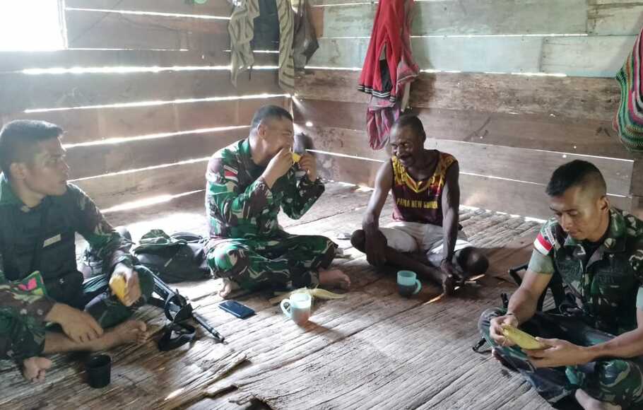 Personel Satgas Pamtas RI-PNG Yonif 126/KC Pos Batom melaksanakan kegiatan Komsos di Kampung Batom, Kabupaten Pegunungan Bintang, Papua, Senin 1 Agustus 2022