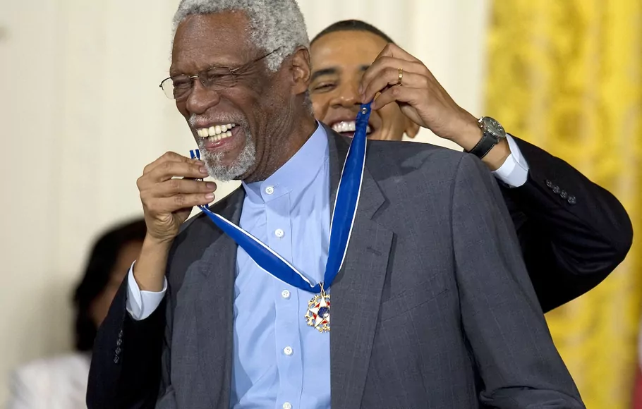 Bill Russell saat dianugerahi penghargaan oleh Presiden Amerika Serikat, Barack Obama, February 2011.